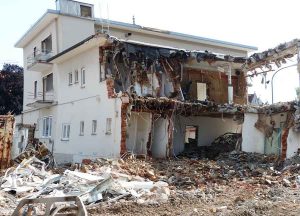 Photo d'une maison en cours de démolition