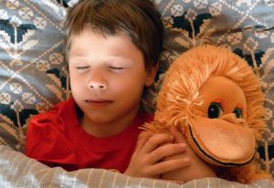Un enfant qui dort dans son lit
