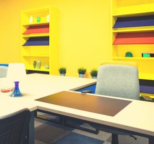 Un bureau avec des couleurs vive