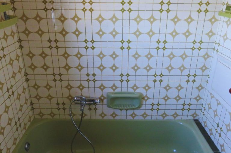 Une ancienne salle de bain avec de la