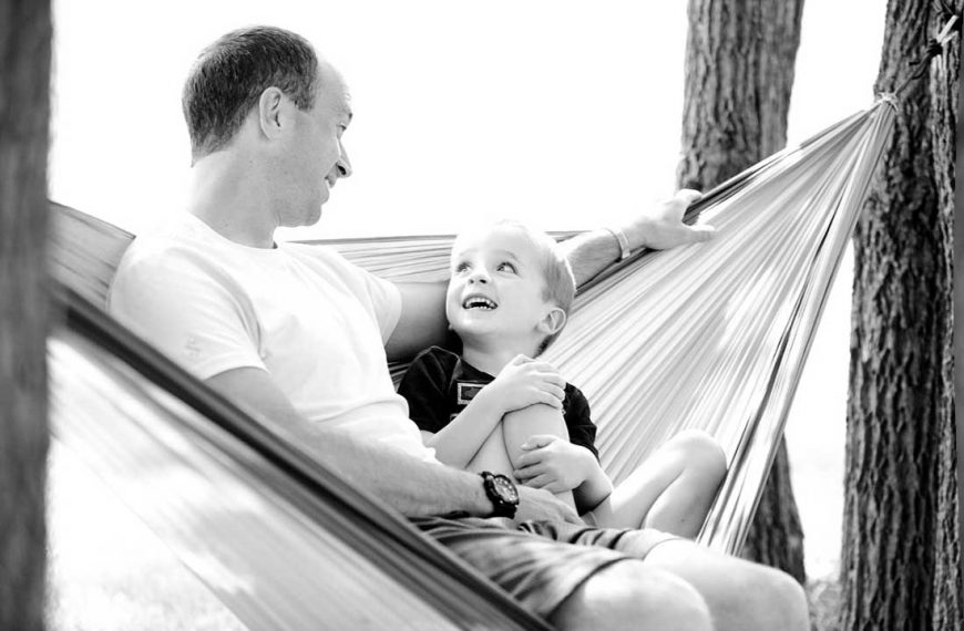 Un papa et son fils dans un hamac