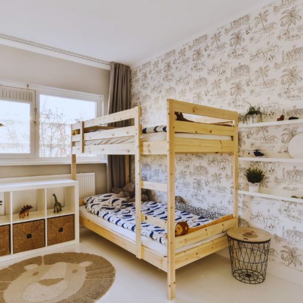 Une chambre d'enfant avec du papier peint