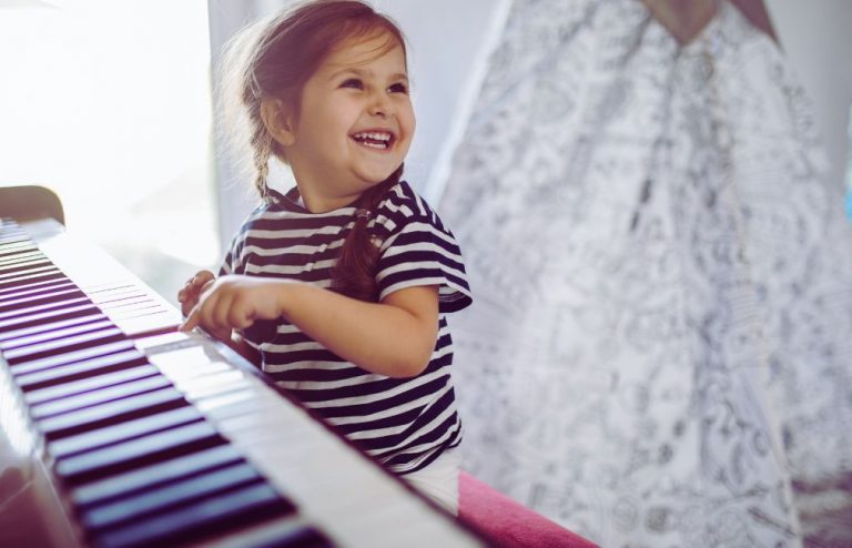Une fille qui joue du Piano