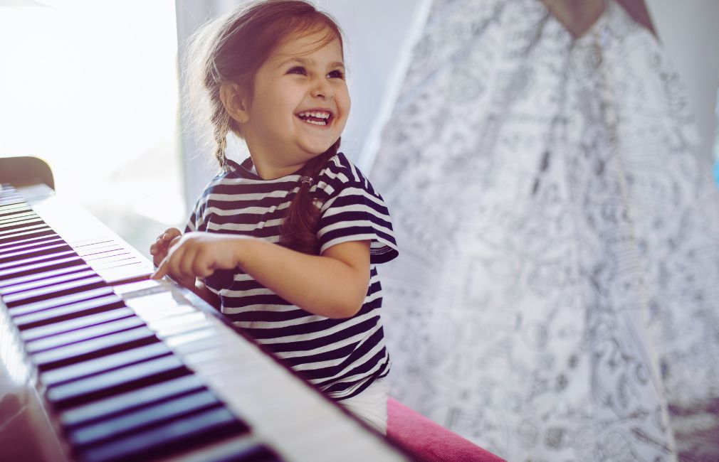 Une fille qui joue du Piano