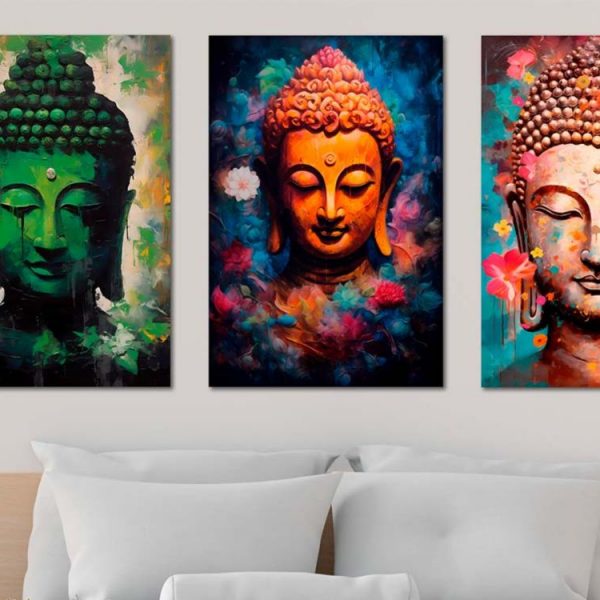Plusieurs tableaux de Bouddha dans une chambre.