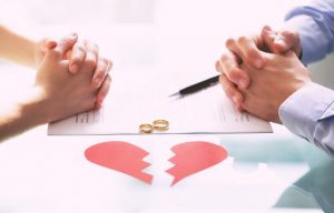 Un couple qui signe les papiers d'un divorce