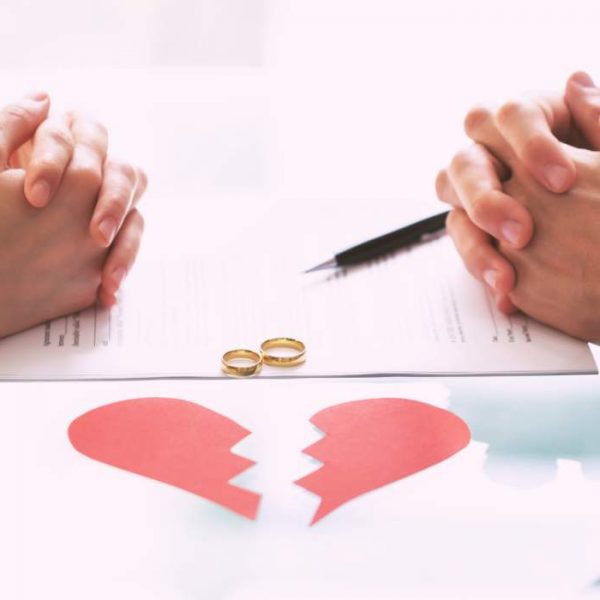 Un couple qui signe les papiers d'un divorce