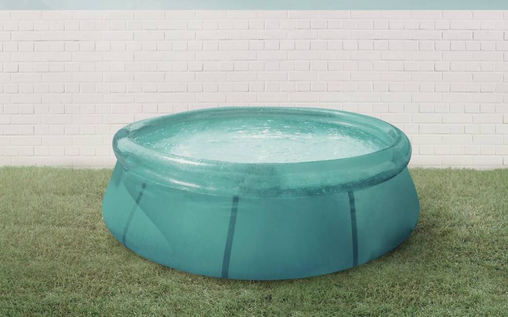 Une piscine gonflable dans un jardin