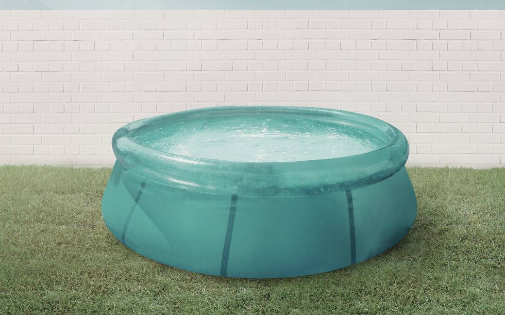 Une piscine gonflable dans un jardin