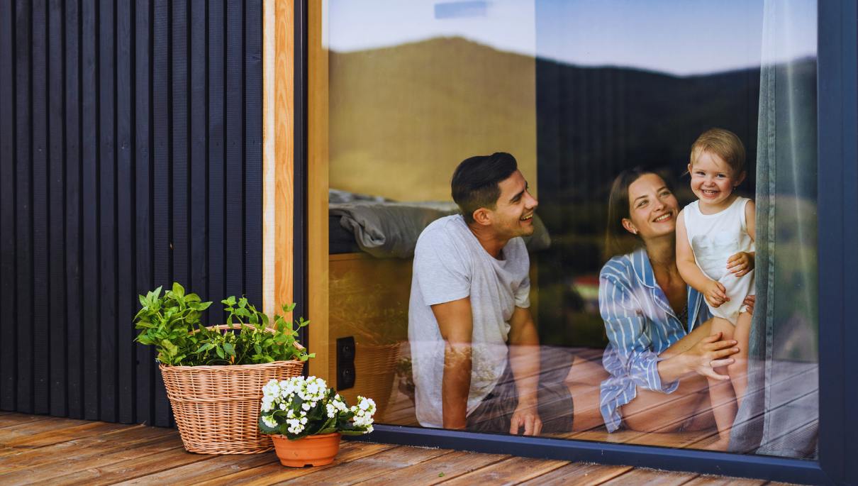 Une famille qui vit dans une maison container