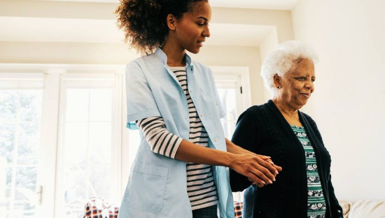 Une aide a domicile chez une personne âgée