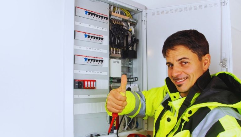 Un électricien qui travaille sur un compteur électrique