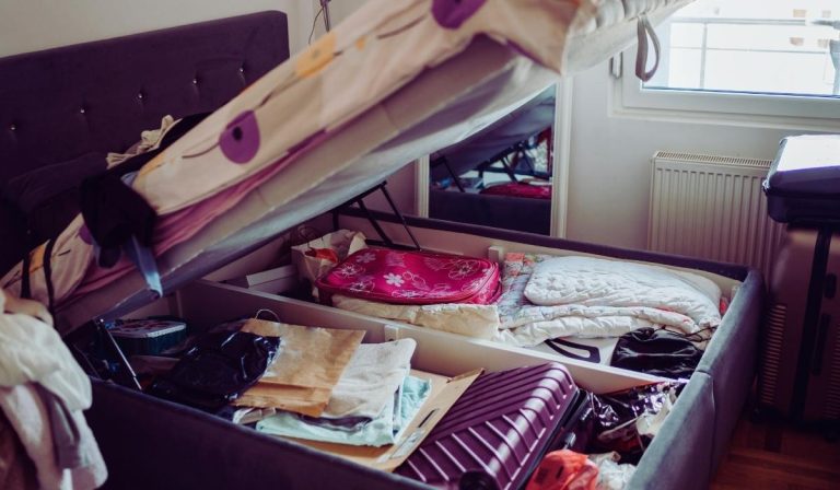 Un lit gain de place qui se lève avec rangement dessous