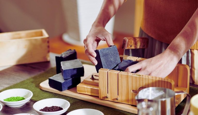 Un savon artisanal en cours de découpe