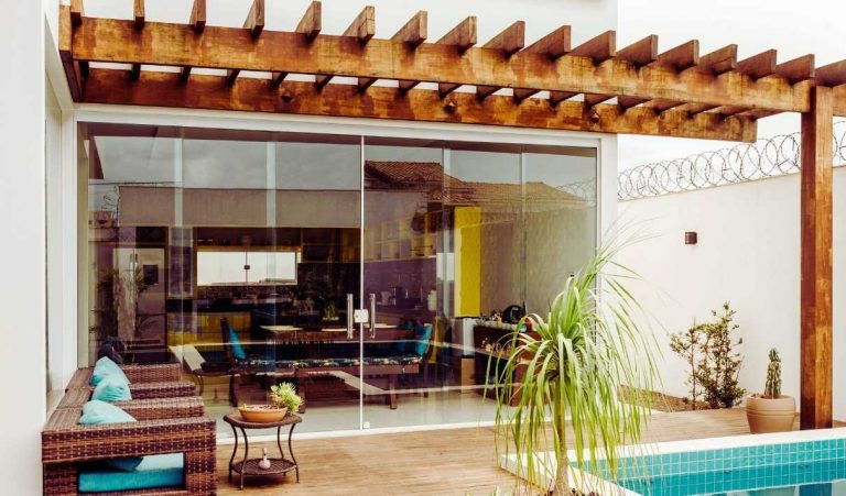PErgola en bois dejardin en attente de bâche